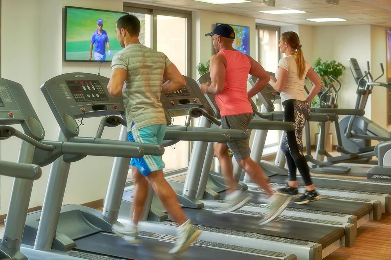Bahi Ajman Palace Hotel Bagian luar foto Treadmills in a gym