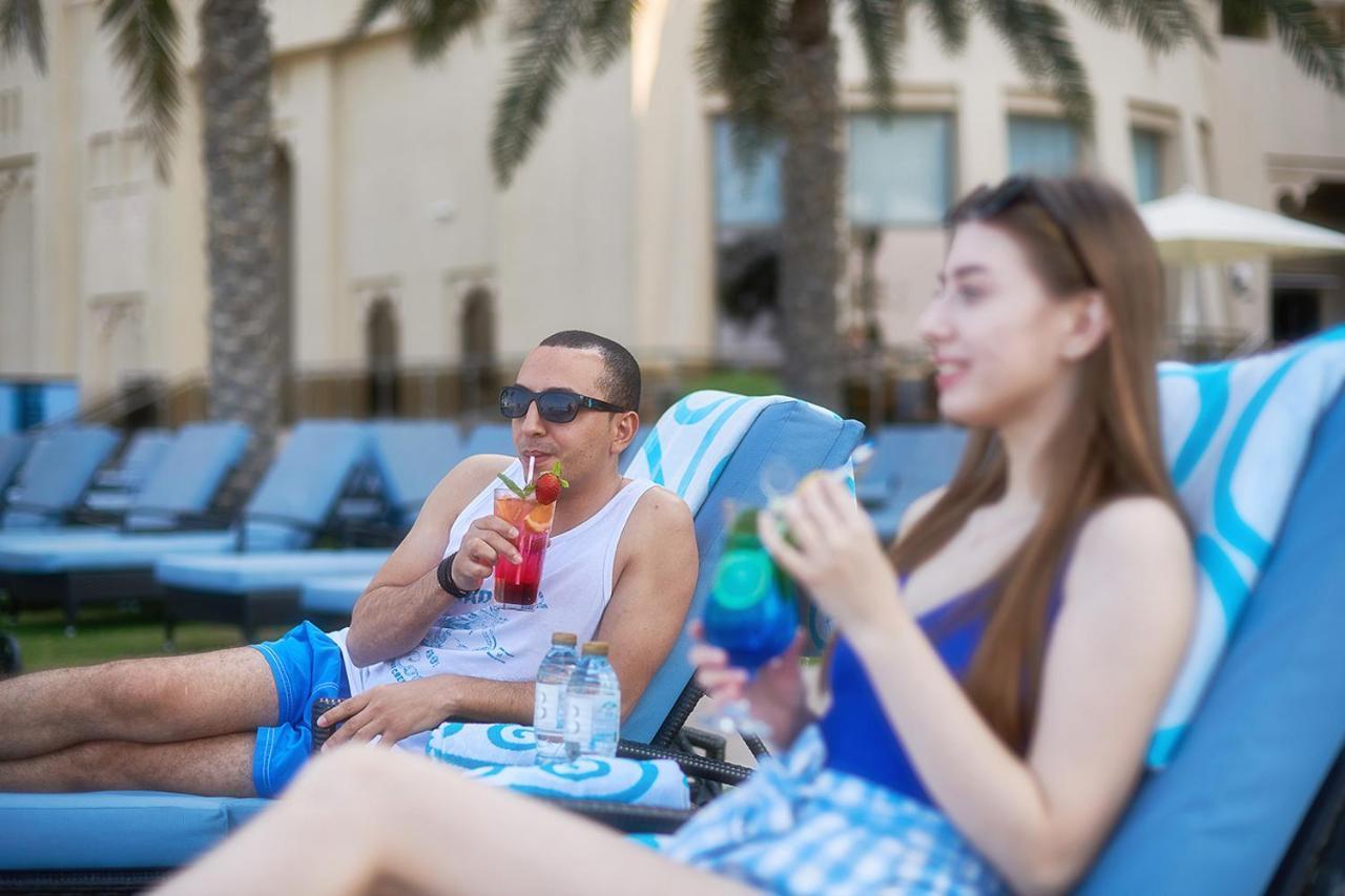 Bahi Ajman Palace Hotel Bagian luar foto Tourists at a hotel in Dubai