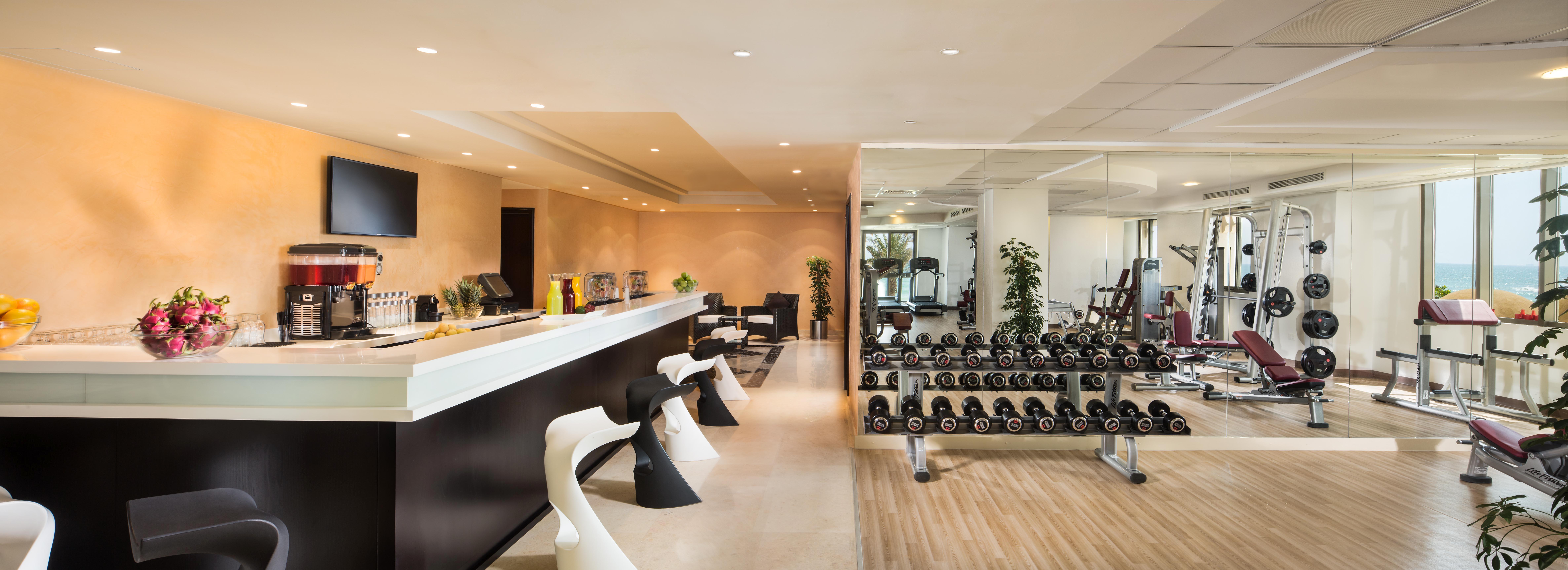 Bahi Ajman Palace Hotel Bagian luar foto The gym at the hotel
