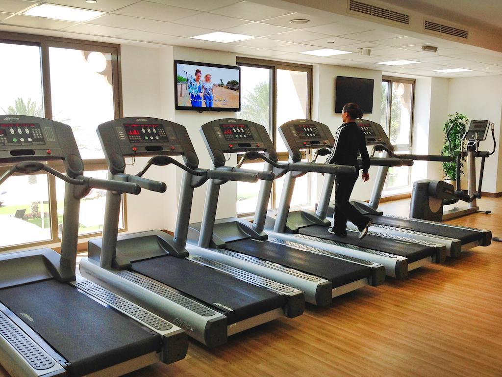 Bahi Ajman Palace Hotel Bagian luar foto Treadmills in a gym