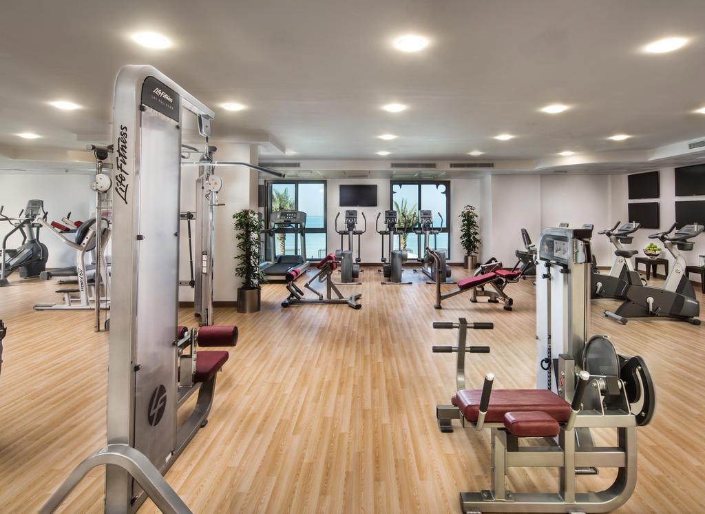 Bahi Ajman Palace Hotel Bagian luar foto The gym at the hotel