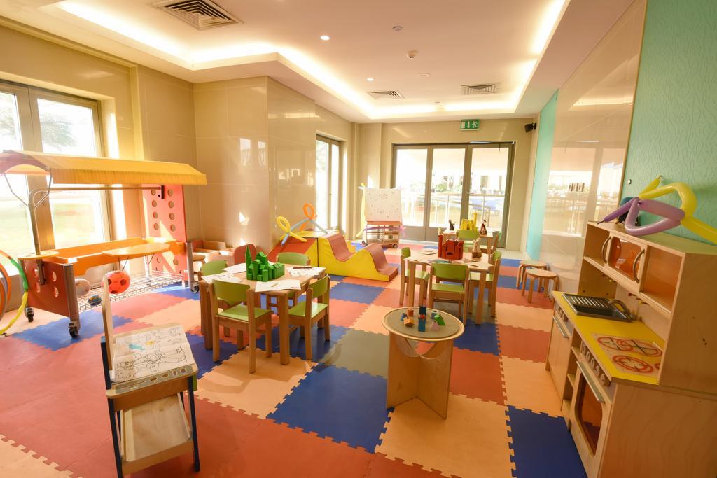 Bahi Ajman Palace Hotel Bagian luar foto A nursery in Dubai