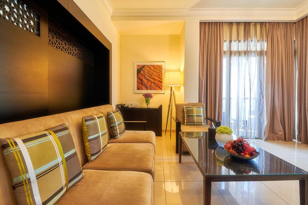 Bahi Ajman Palace Hotel Bagian luar foto A suite at the hotel