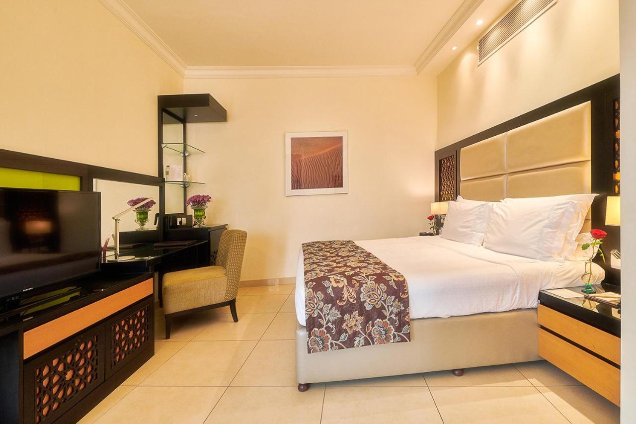 Bahi Ajman Palace Hotel Bagian luar foto A room at the hotel