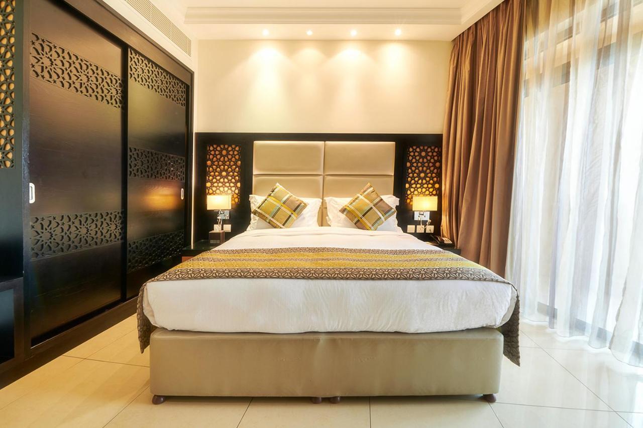 Bahi Ajman Palace Hotel Bagian luar foto A bedroom at the hotel