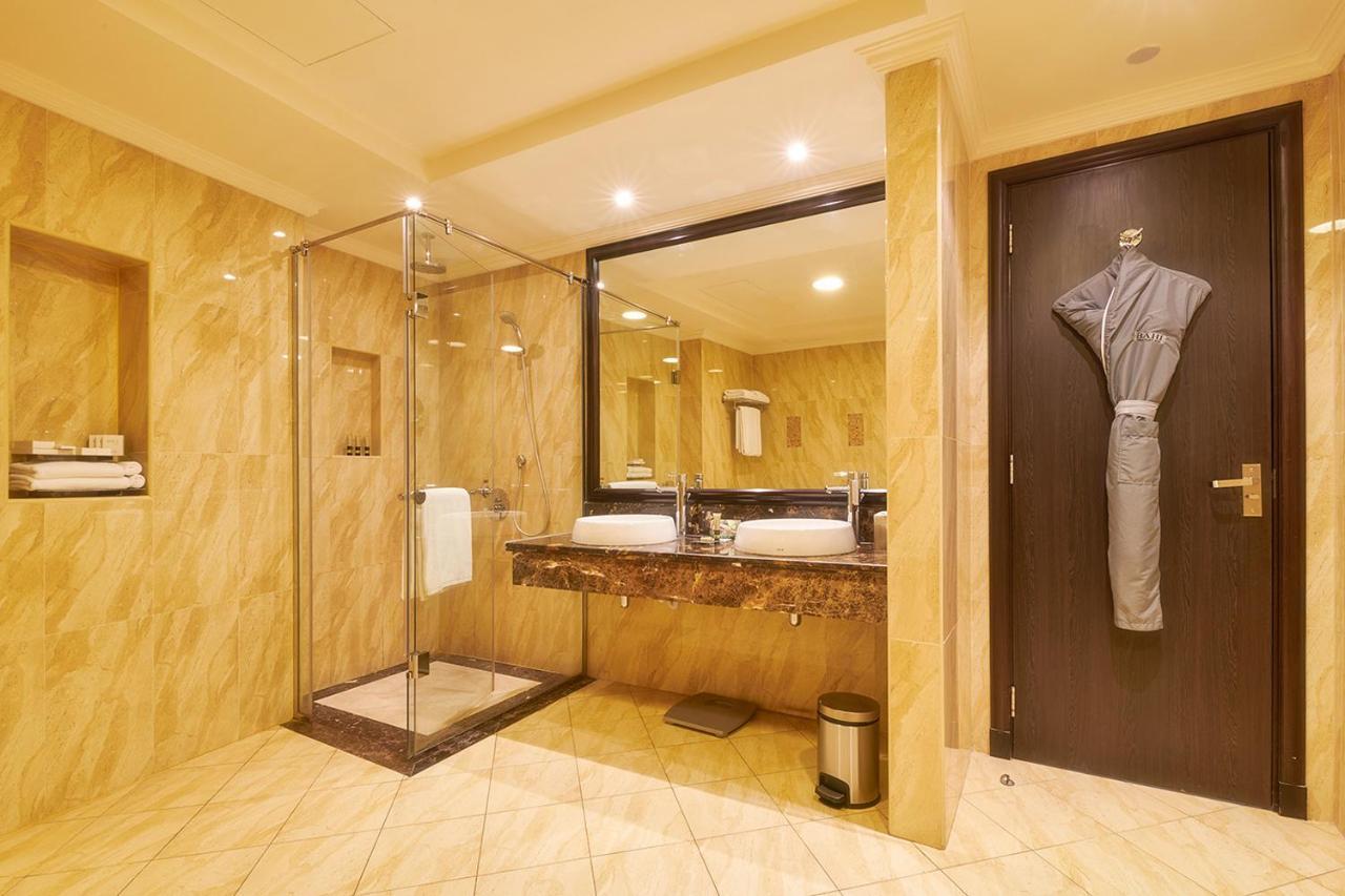 Bahi Ajman Palace Hotel Bagian luar foto A bathroom at the Taj Bengal