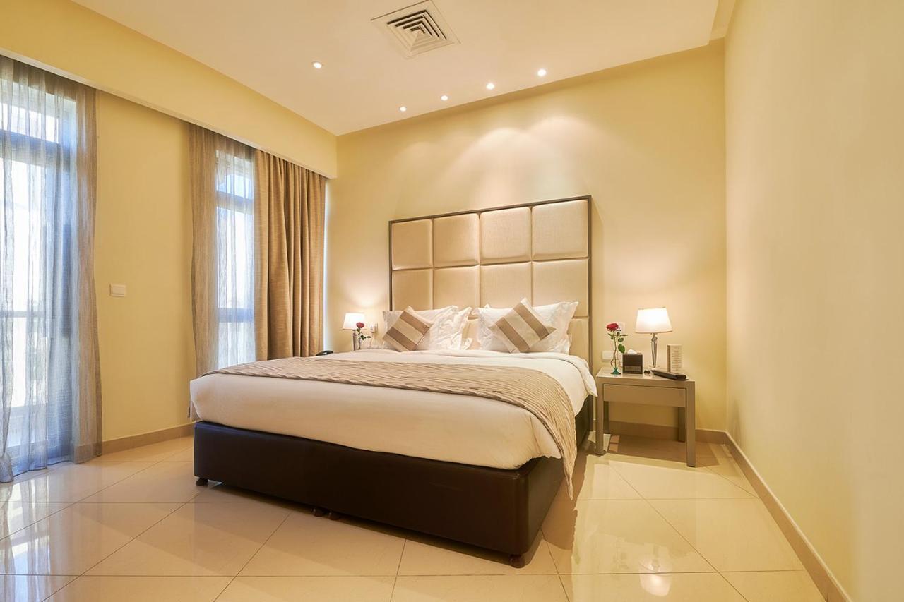 Bahi Ajman Palace Hotel Bagian luar foto A bedroom at the hotel