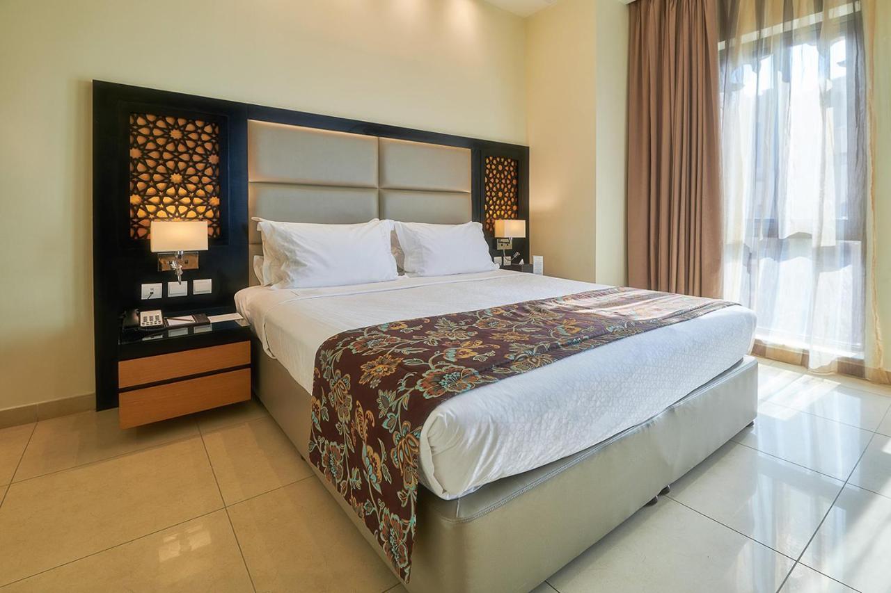 Bahi Ajman Palace Hotel Bagian luar foto A bedroom at the hotel
