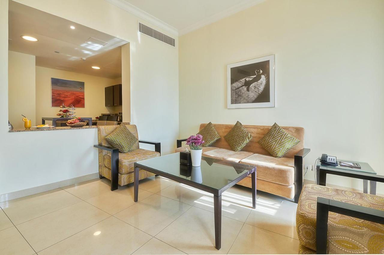 Bahi Ajman Palace Hotel Bagian luar foto A living room in a serviced apartment in Dubai